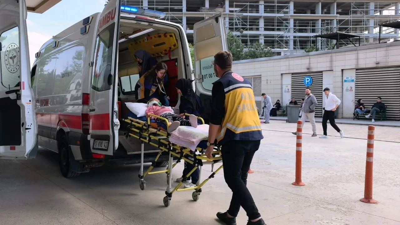 Bursa'da balkonda başına mermer düşen çocuk ağır yaralandı