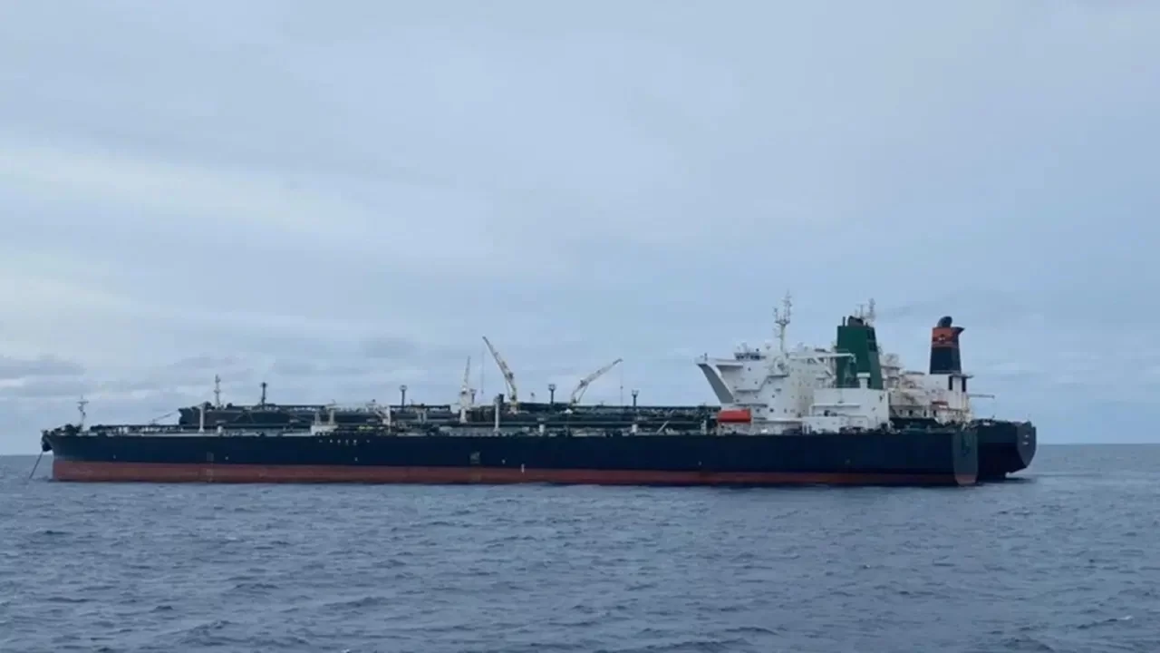 Hürmüz Boğazı'nda gerilim tırmanıyor: ABD, İran bayraklı petrol tankerine ateş açtı!