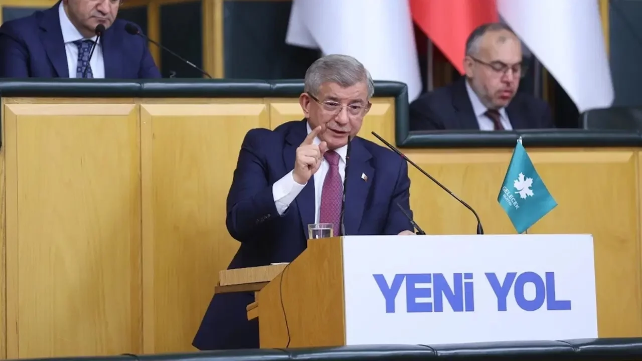 Ahmet Davutoğlu'ndan o 'AK Parti'lilere sert eleştiri: 'Bu üçlü çete Türkiye'ye 10 yıl kaybettirdi'