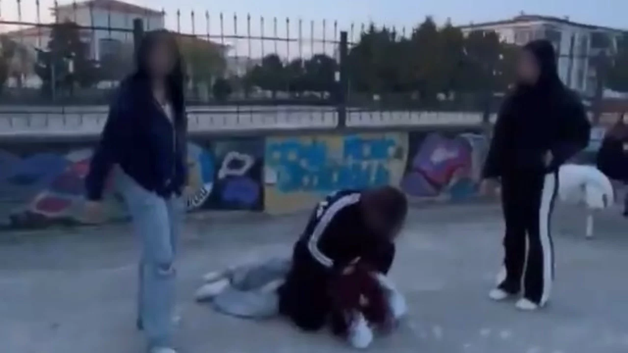 Kızların akran zorbalığı: Darbedip kameraya çektiler