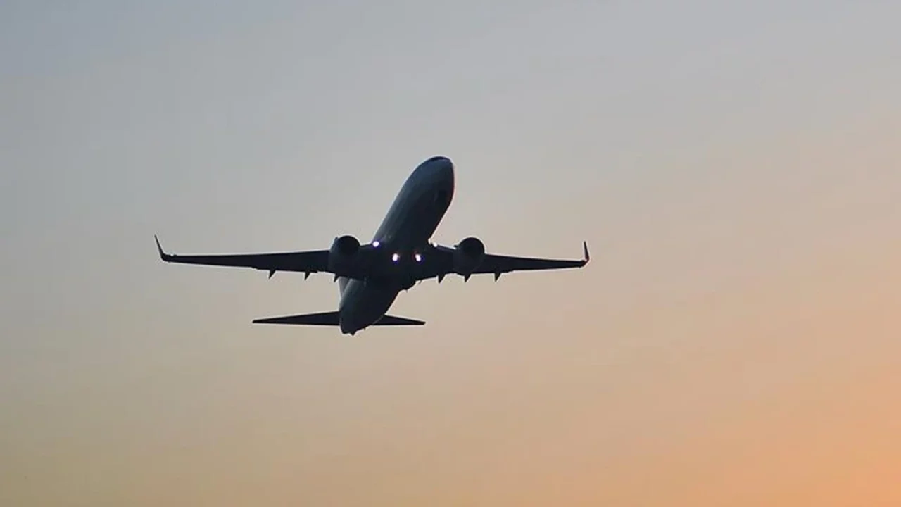 İkinci pilotu fenalaşan yolcu uçağı Kazakistan'a acil iniş yaptı