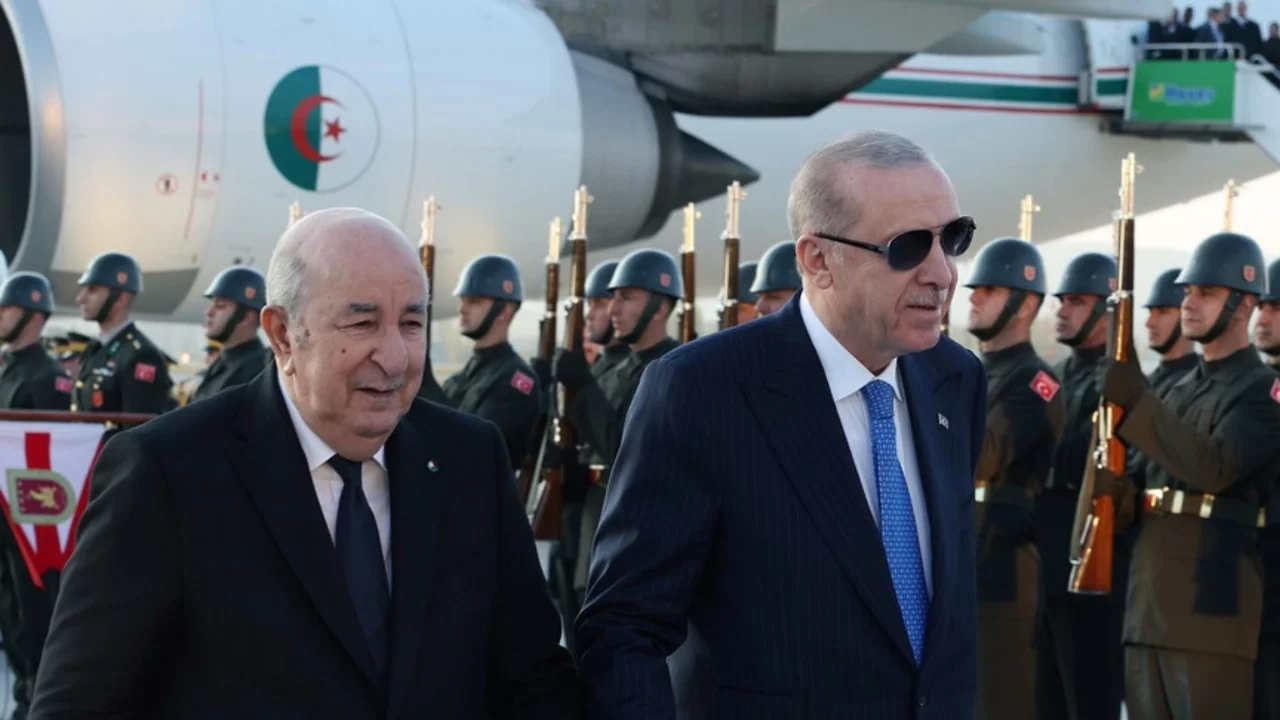 Cumhurbaşkanı Erdoğan, Cezayir Cumhurbaşkanı Tebbun'u havalimanında karşıladı