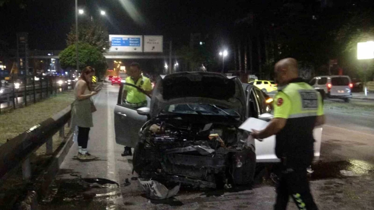 Antalya'da hurdaya dönen araçtan sürücü kadın yara almadan kurtuldu