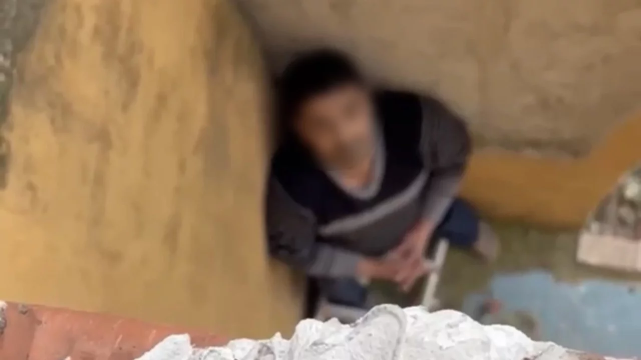 Bursa'da çatıya saklanan firari, polisi izlerken yakalandı