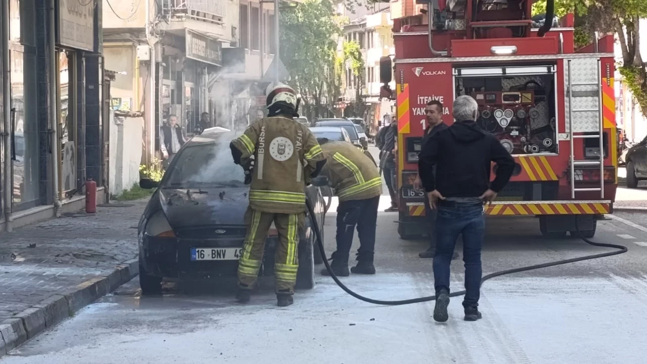 Bursa'da park halindeki otomobil yandı