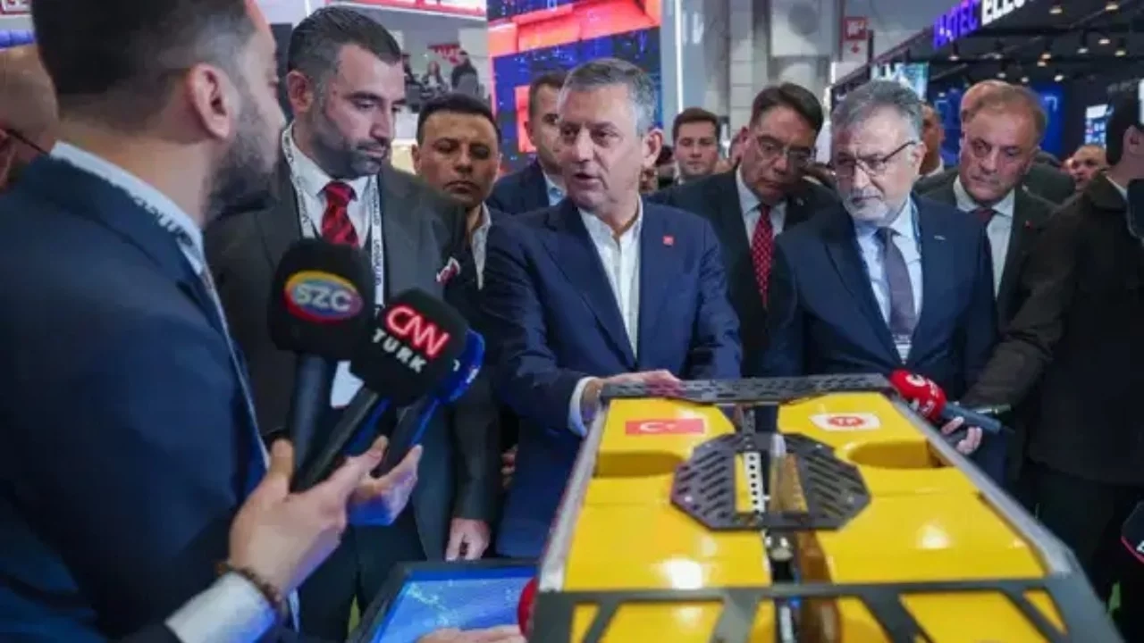 CHP lideri Özel, SAHA 2026 Fuarı'nı ziyaret etti
