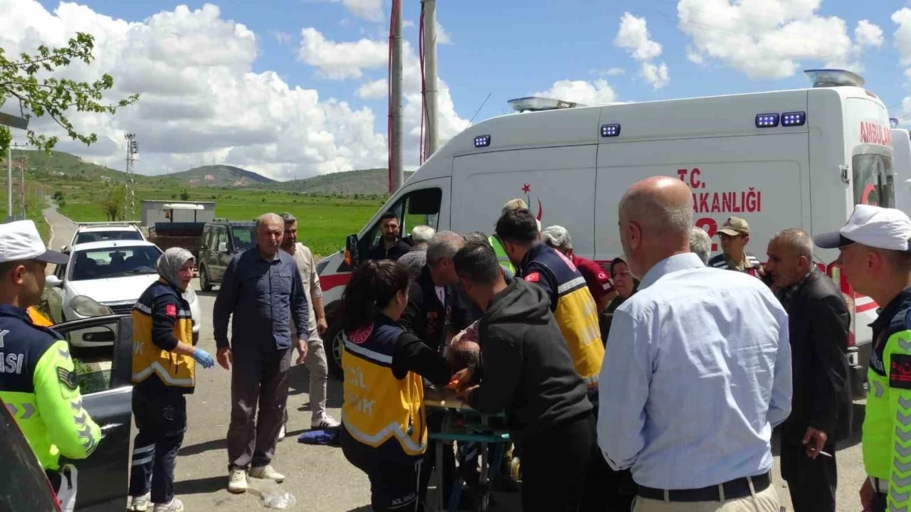 Batman'da iki otomobil çarpıştı: 9 kişi yaralandı