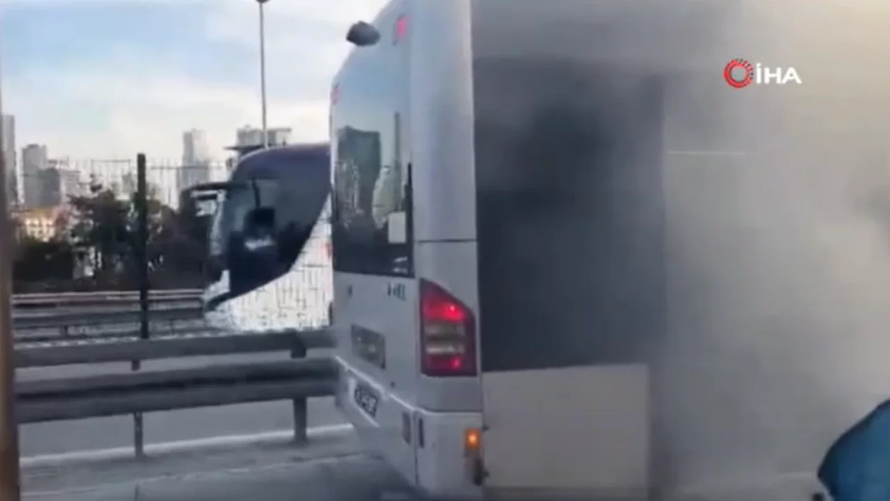 İstanbul Kağıthane'de metrobüste yangın çıktı