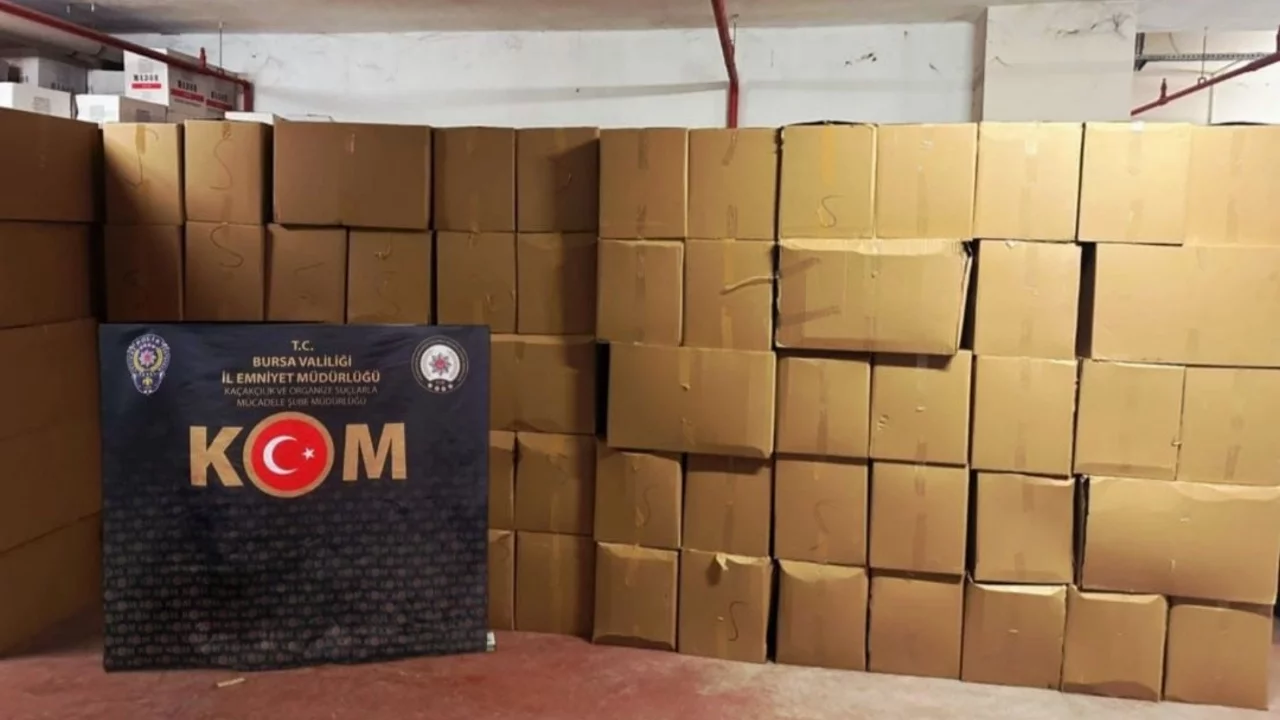 Bursa'da kaçak makaron operasyonu!  3 milyon 105 bin adet dolu makaron ele geçirildi