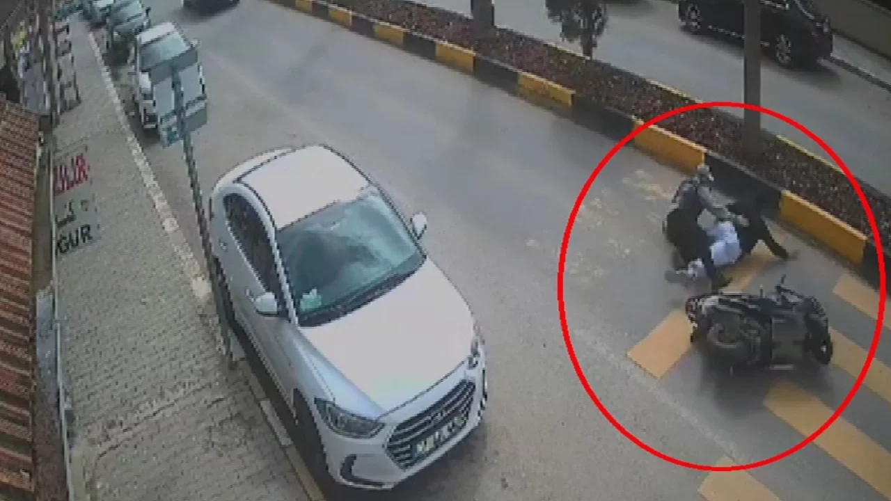 Motosikletteki 2 kişi yere savruldu