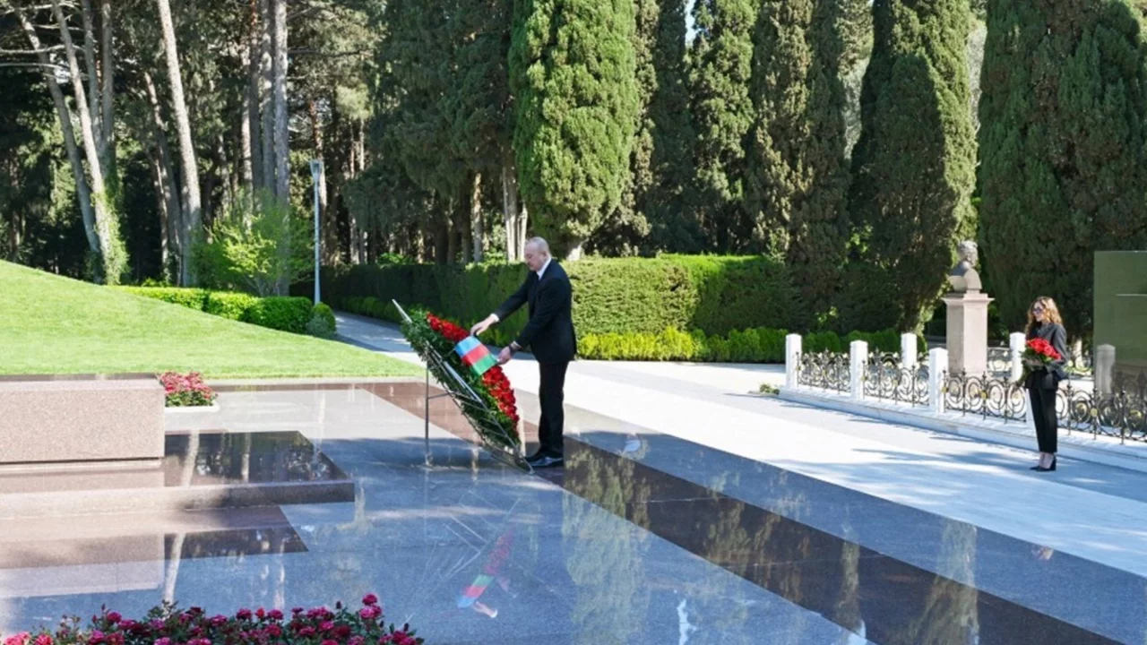 Azerbaycan'ın kurucu lideri Haydar Aliyev anılıyor