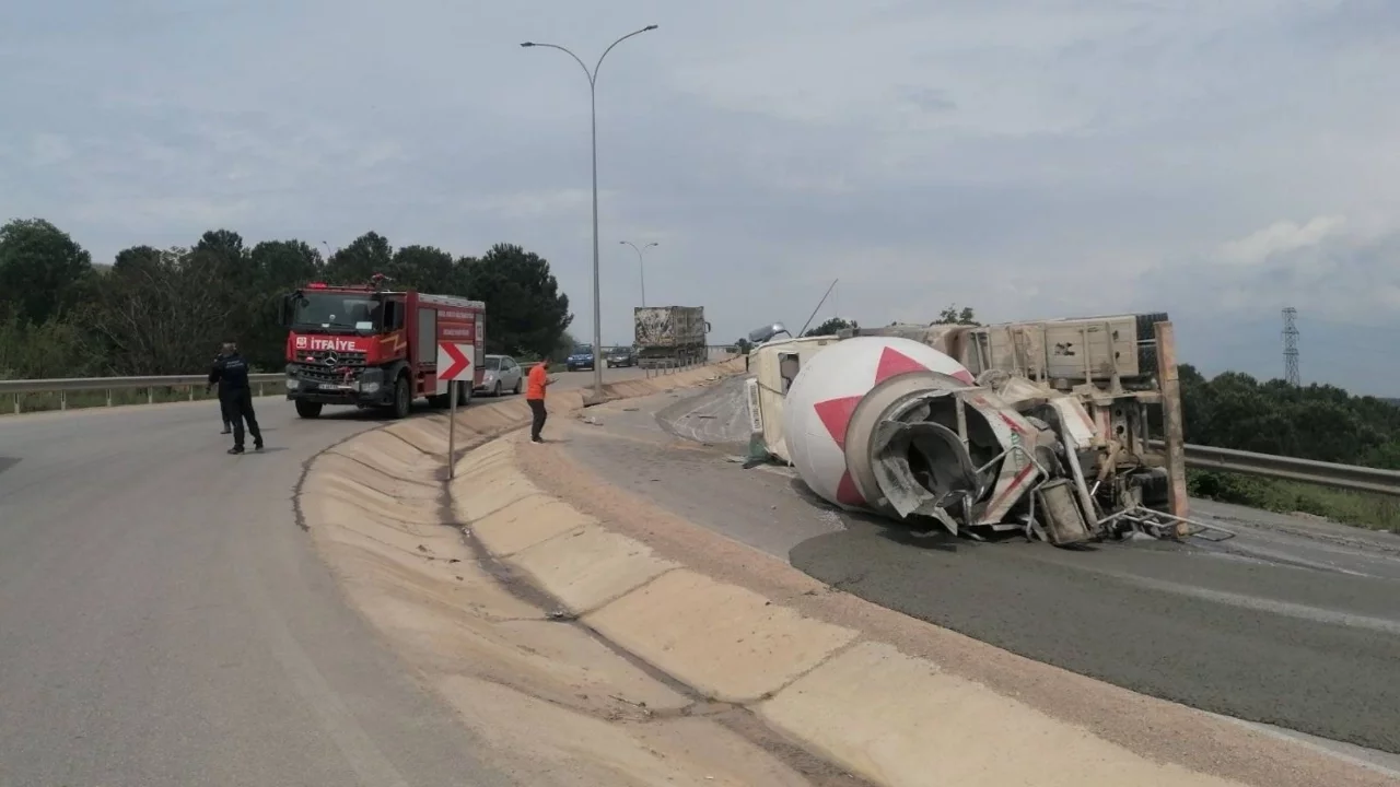 Bursa'da devrilen beton mikserinin sürücüsü yaralandı