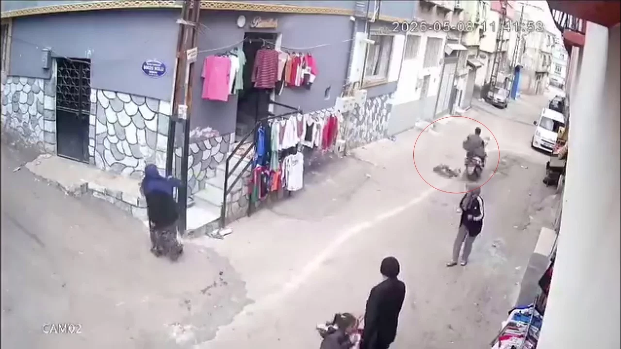 Korkunç kaza! Motosiklet küçük kıza çarpıp kaçtı