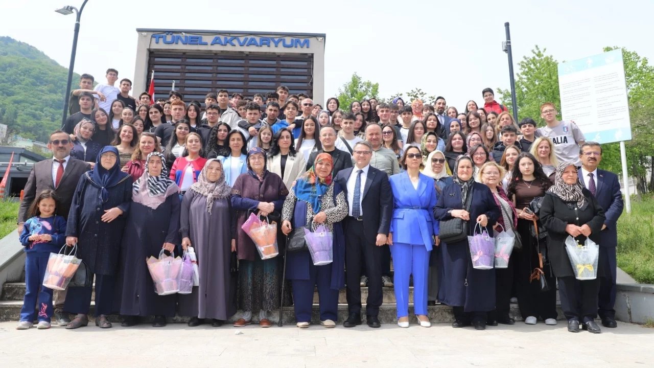 Yıldırım'da 'Nesiller Buluşuyor' projesi Anneler Günü programıyla taçlandı