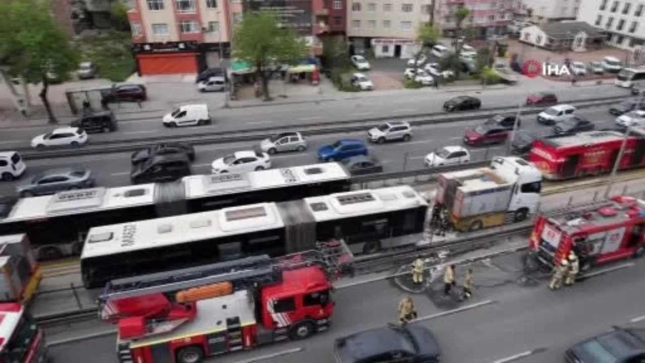 İstanbul'da metrobüste yangın: Dumanlar yükseldi, yolcular tahliye edildi