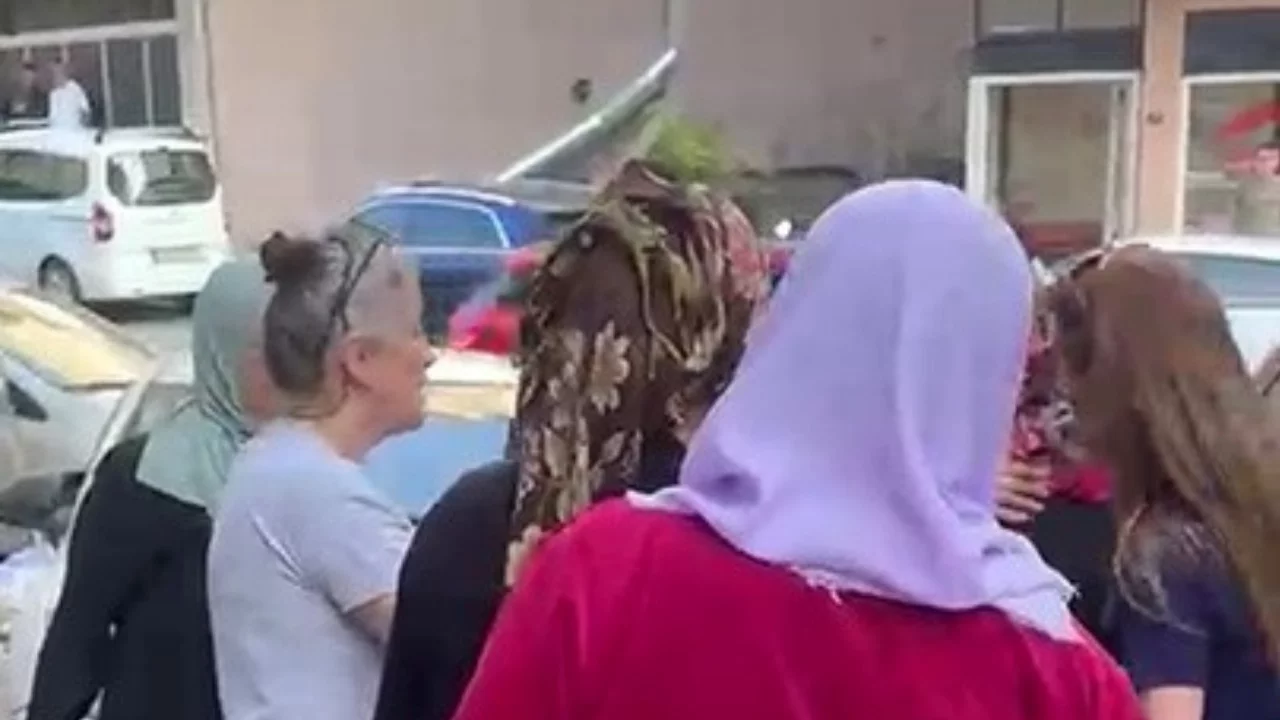 Kızını vuran damadını bıçaklayarak öldüren kayınvalideyi komşuları alkışlarla karşıladı