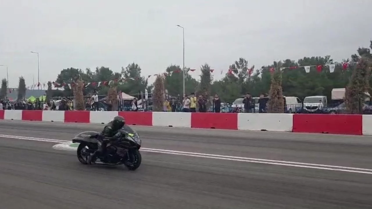 Antalya'da Motodrag yarışlarında bariyerlere çarpan motosikletin sürücüsü yaralandı