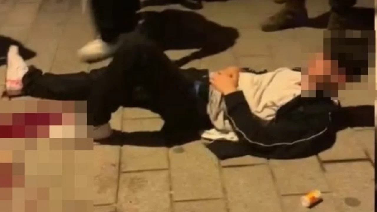 İstanbul'da şampiyonluk kutlamasında bir taraftar bacağından bıçaklandı