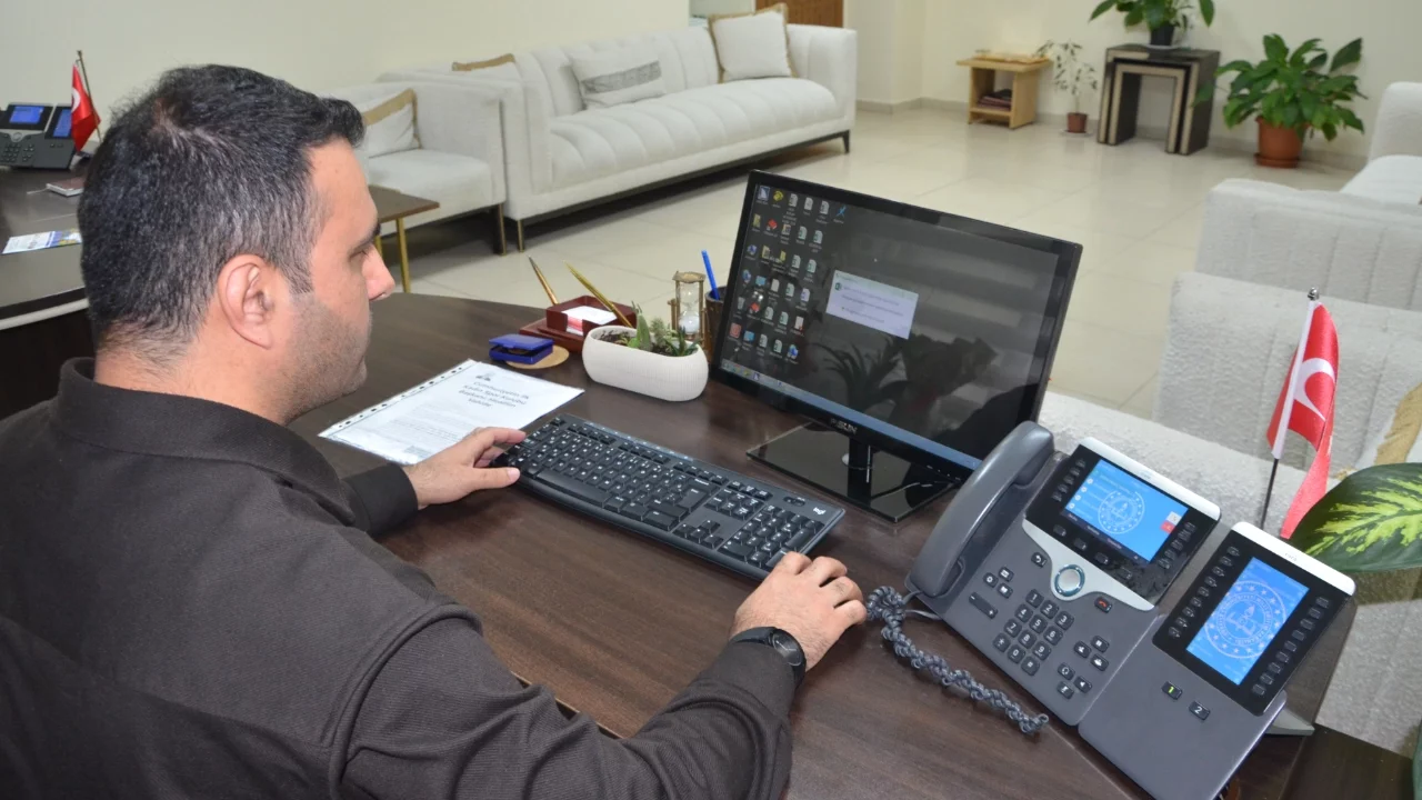Bursa'da görme engelli santral memuru yaklaşık 3 bin telefon numarasını hafızasında tutuyor