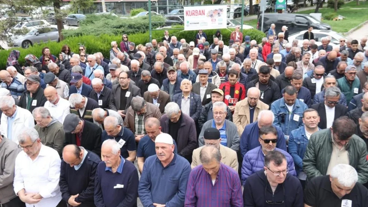 Eskişehir'de eski teknik direktör Nihat Atacan son yolculuğuna uğurlandı