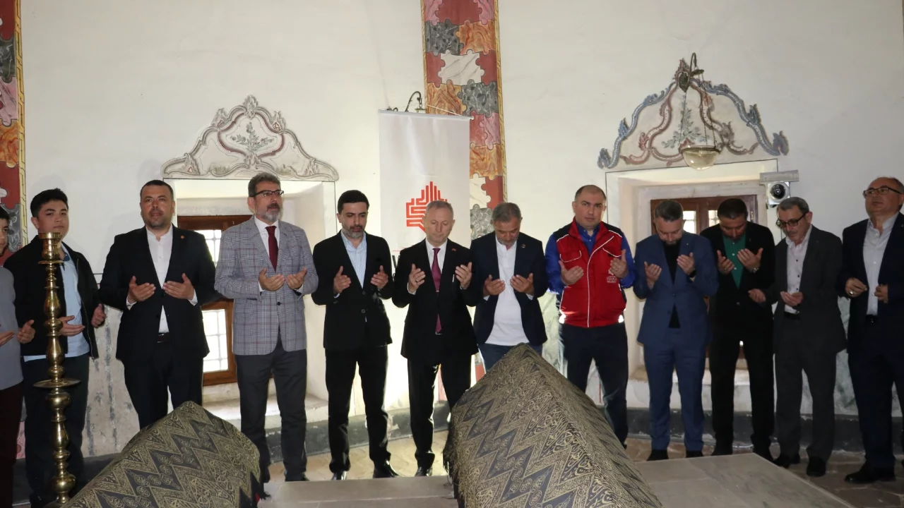 Bursa'da Fatih Sultan Mehmet'in annesi Hüma Hatun, vefatının 577. yılında kabri başında anıldı