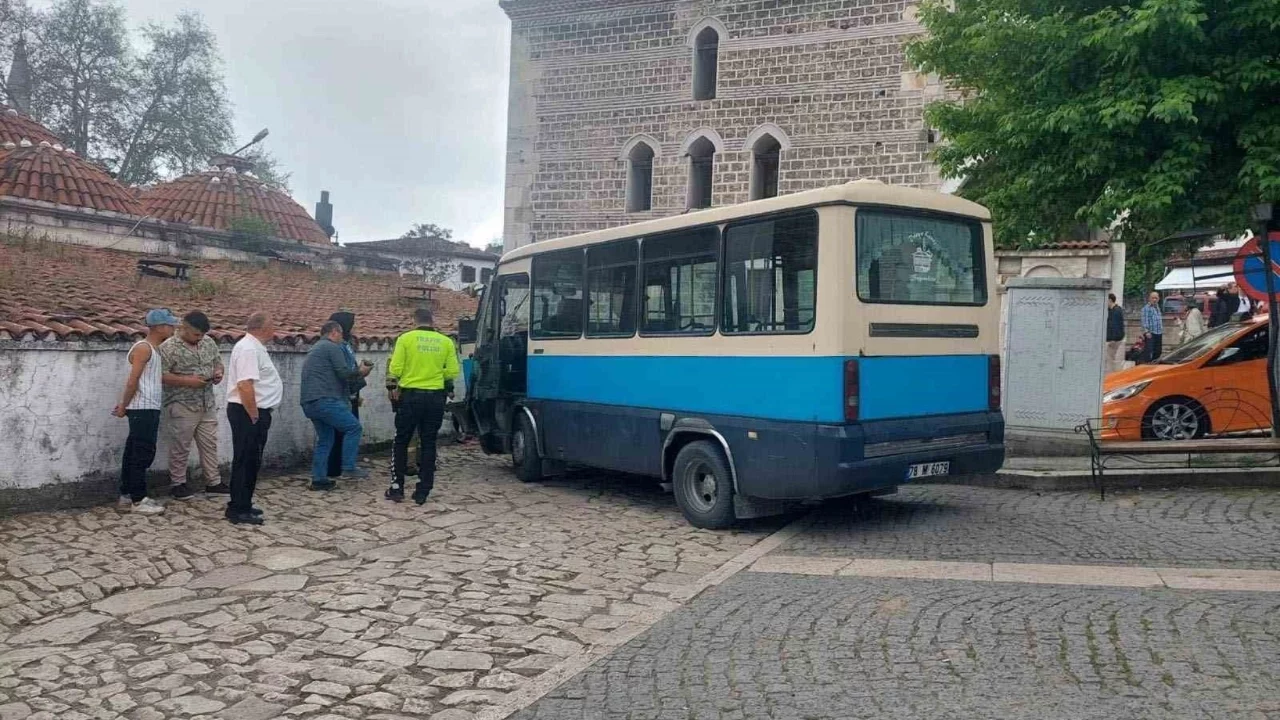 Freni boşalan dolmuş tarihi çarşıda dehşet saçtı