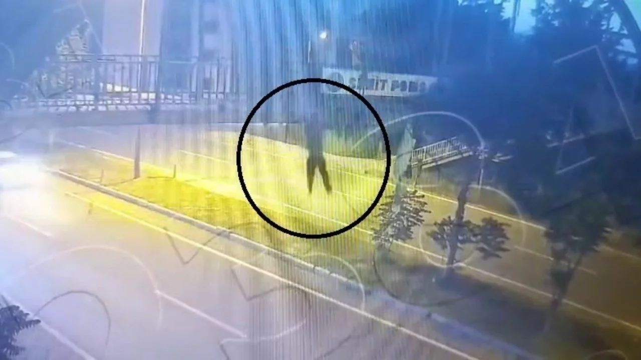 Üst geçitten atlayan 14 yaşındaki çocuğa otomobilin çarptı