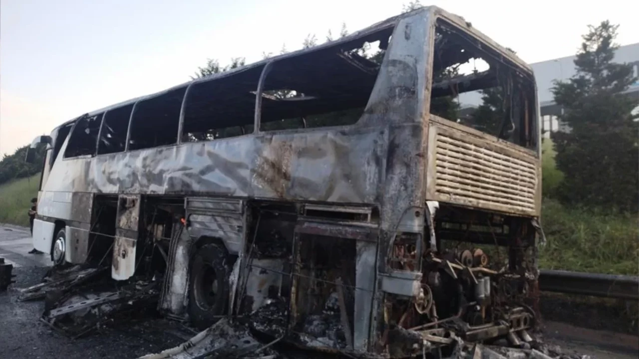 Faciadan dönüldü: Tur otobüsü seyir halindeyken alev alev yandı