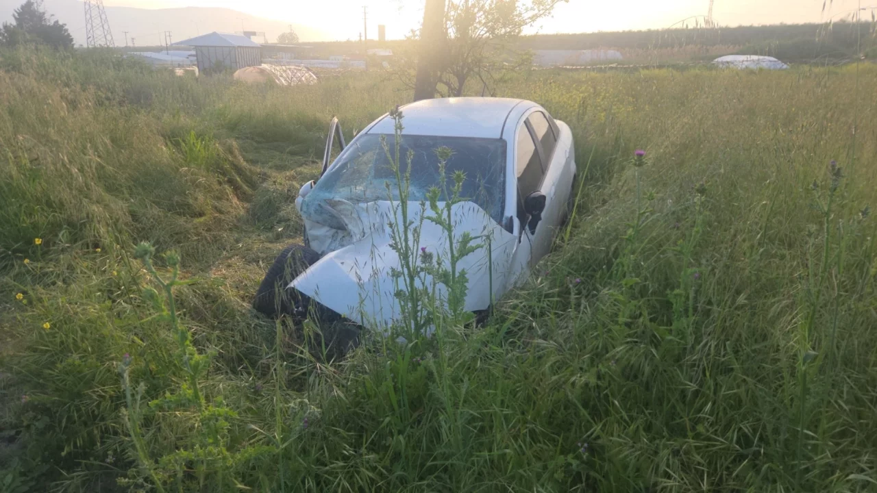 Bursa'da otomobilin devirdiği elektrik direğine motosiklet çarptı: 1'i ağır 4 yaralı