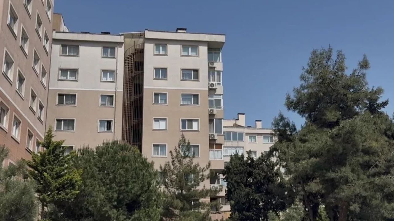 Boşanma aşamasındaki eşini defalarca bıçakladı
