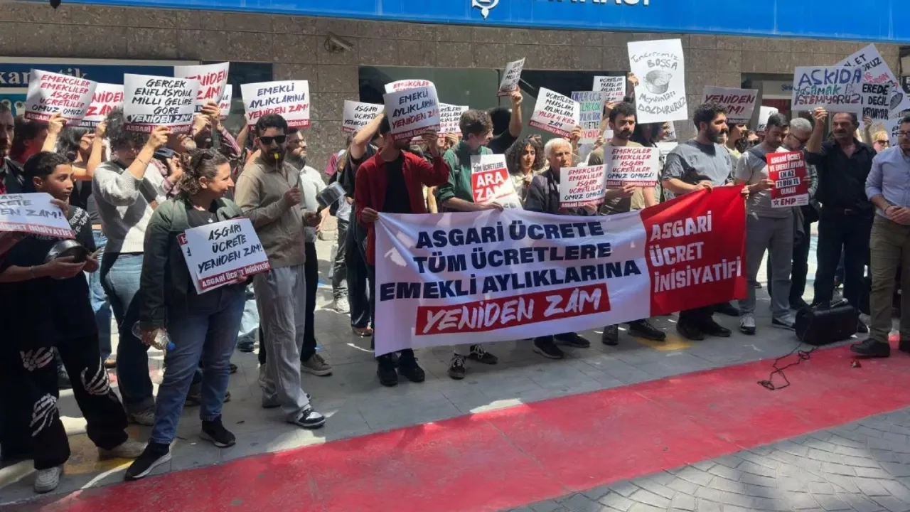 Asgari ücrete, emekli aylığına zam istediler! Tencere tavayla sokağa çıktılar