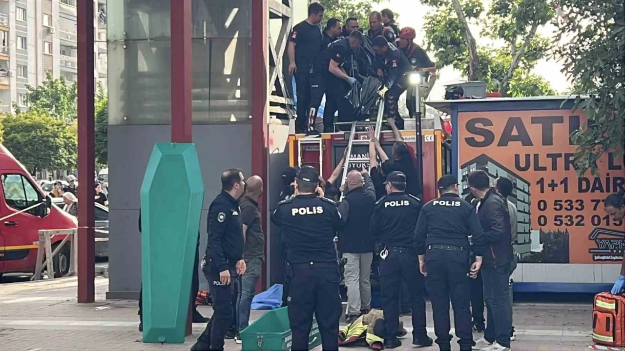 Asansör boşluğunda sıkışan genç feci şekilde can verdi
