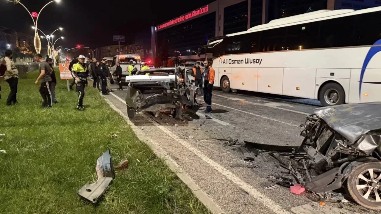 Yozgat'ta 4 araçlı zincirleme kaza: Çok sayıda yaralı var...
