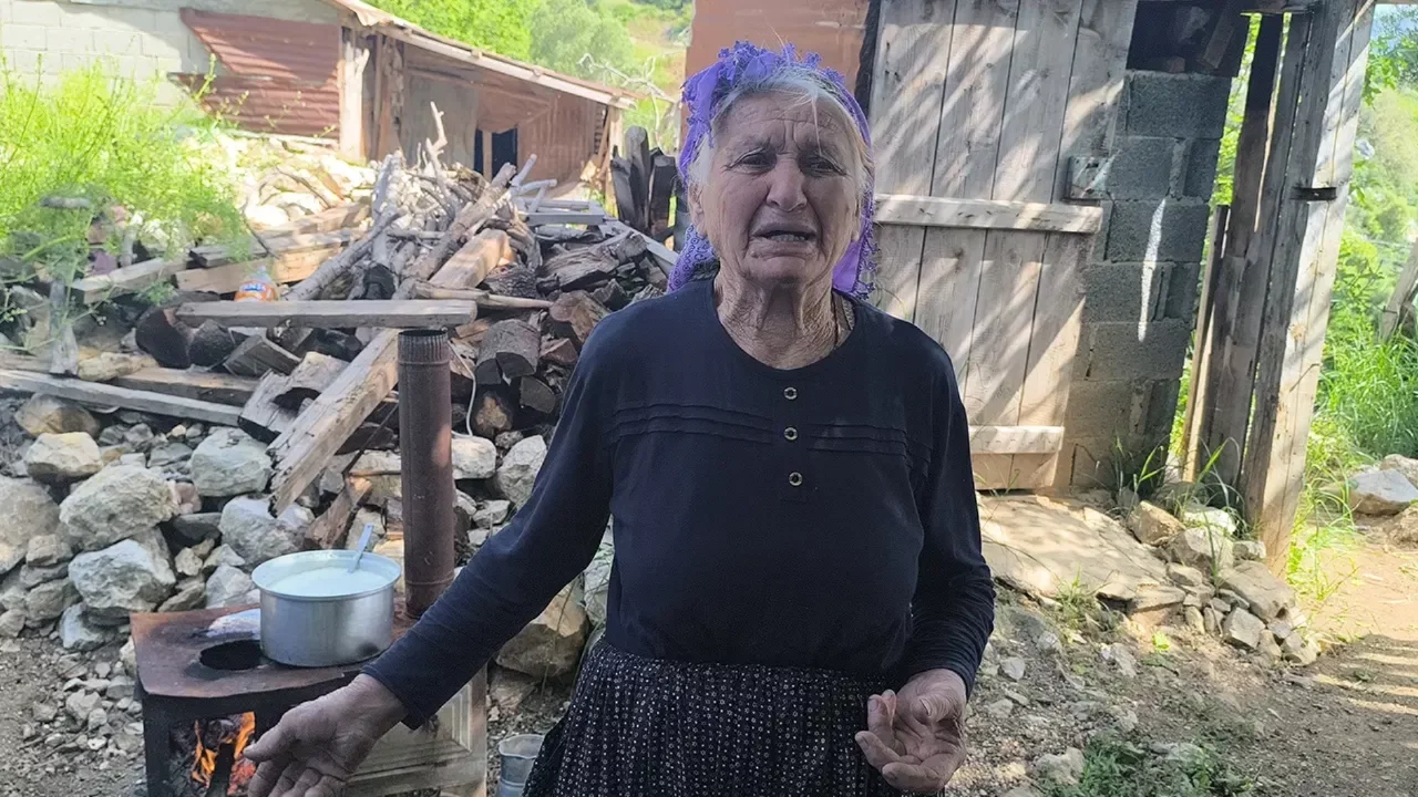 86 yaşındaki depremzede isyan etti: 'Param yok diye sokaklarda mı yaşayacağım?'