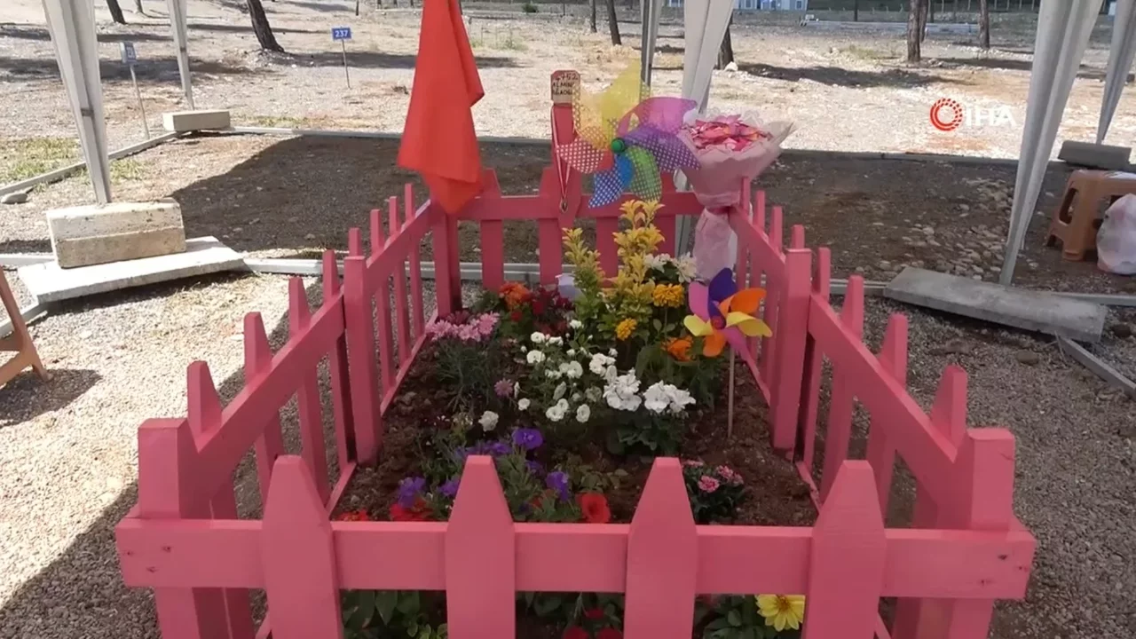 Okul saldırısında hayatını kaybeden Almina'nın mezarı pembeye boyandı