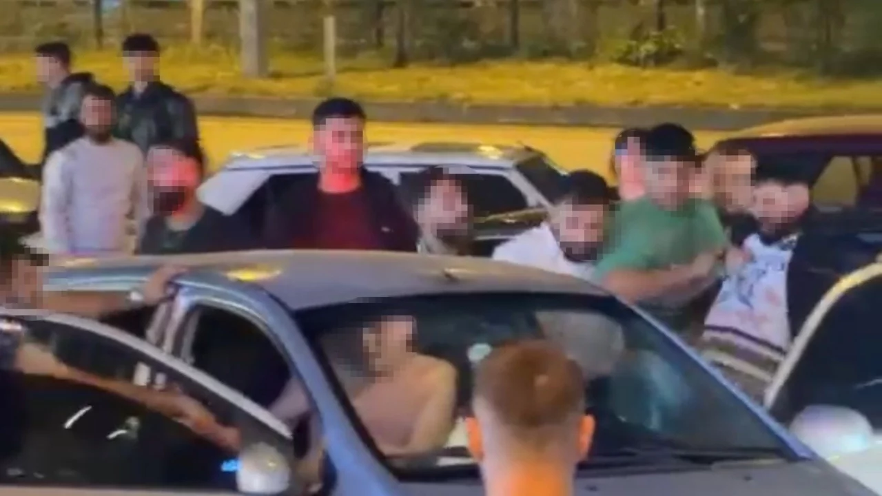 Kapıları açıp defalarca saldırdılar! Araçtakilere linç girişimi