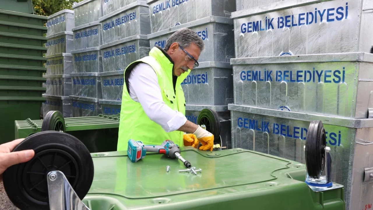 Gemlik'te dayanıklı ve kolay yıkanabilir konteynerler sahada