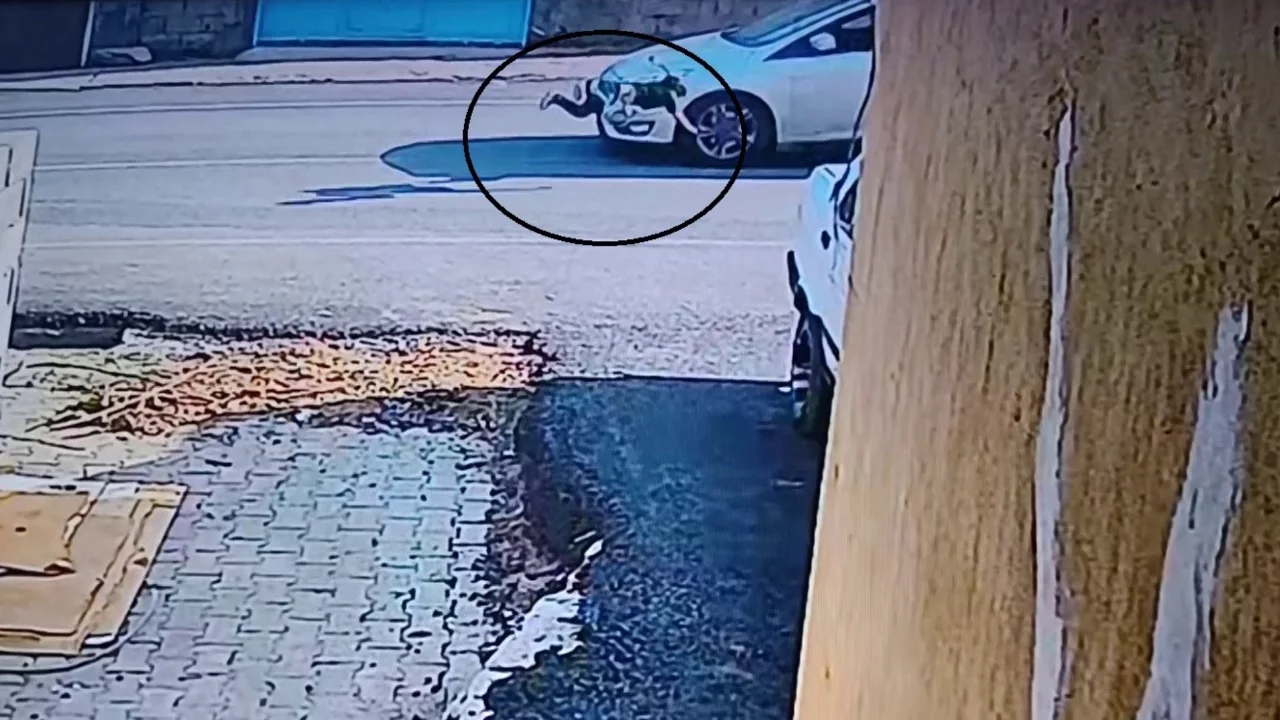 Yola fırlayan çocuk otomobilin çarpmasıyla metrelerce savruldu