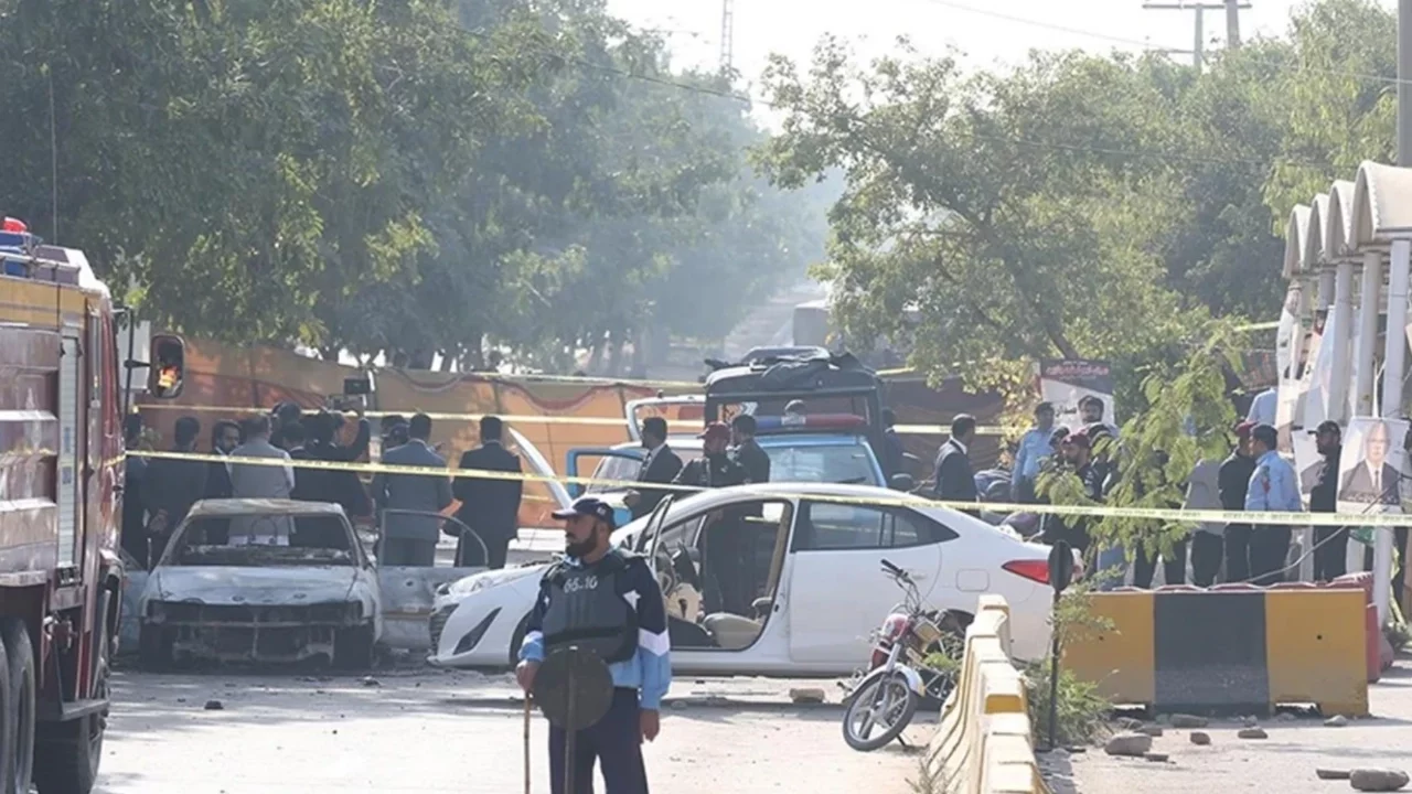 Pazar yerinde patlama; 2'si polis 9 kişi öldü