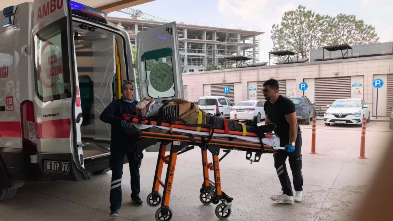 Bursa'da servis aracının çarptığı yaşlı adam yaralandı