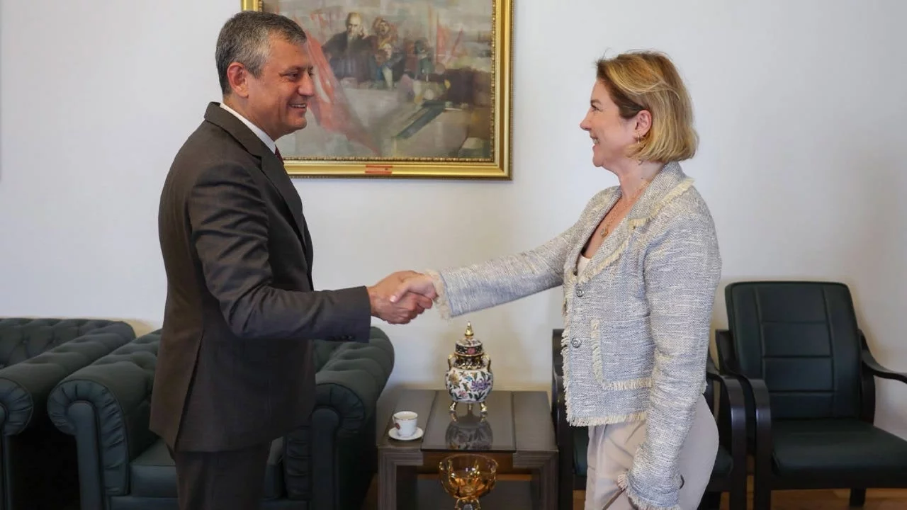 Çorlu Tren Faciası'nda oğlunu kaybeden Mısra Öz, CHP'ye katıldı