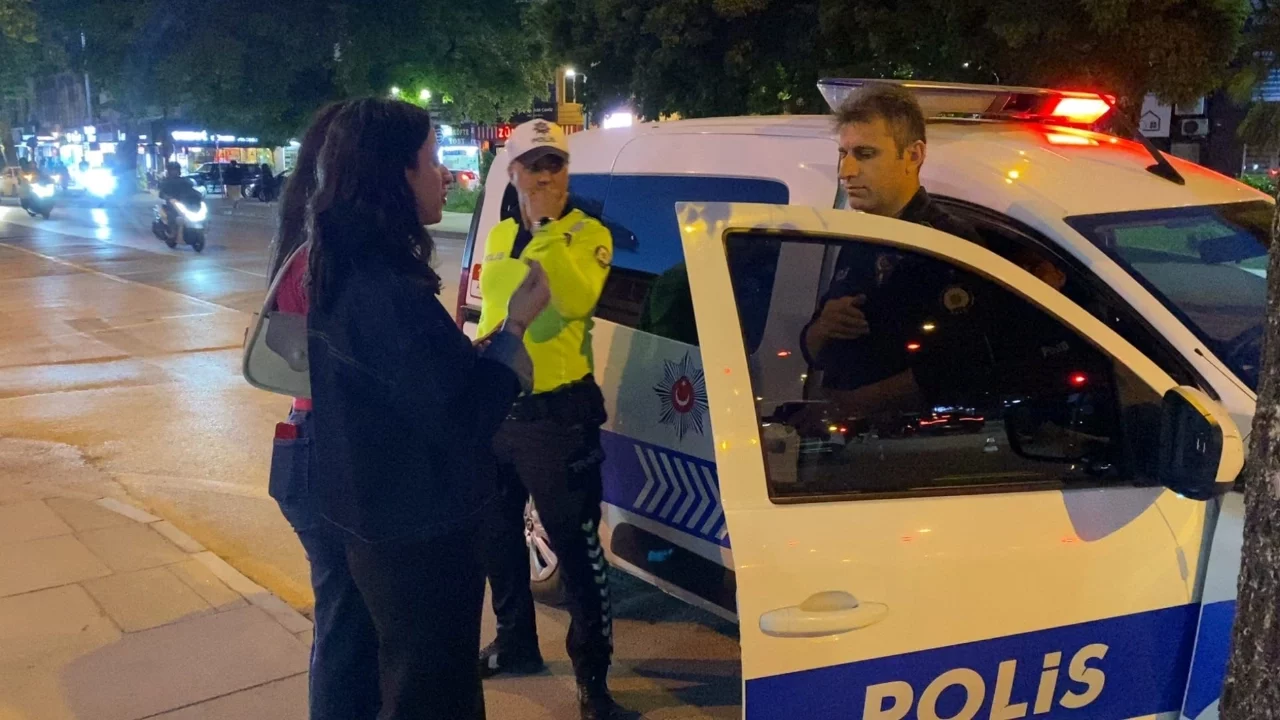 Bursa'da örnek davranış: Bankamatikte unutulan parayı polise teslim etti
