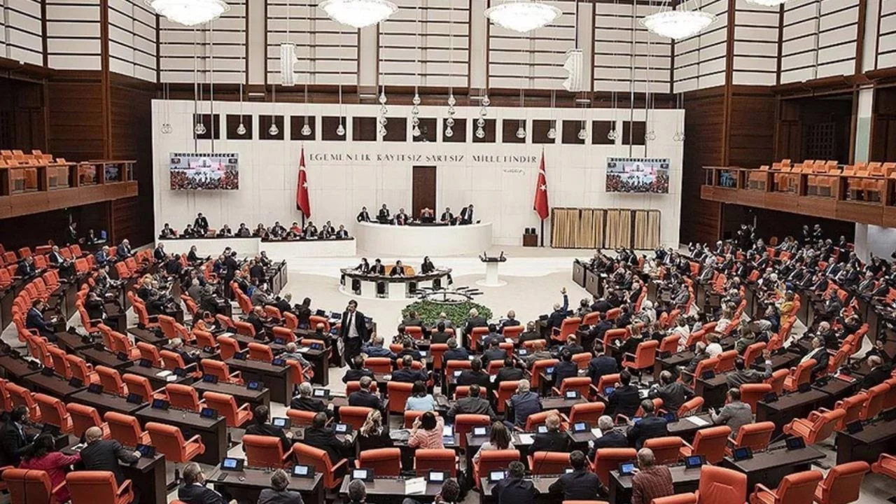 CHP'nin 'kumpas davalarıyla siyasetin dizayn edilmesi' hakkındaki önergesi AK Parti ve MHP'nin oylarıyla reddedildi