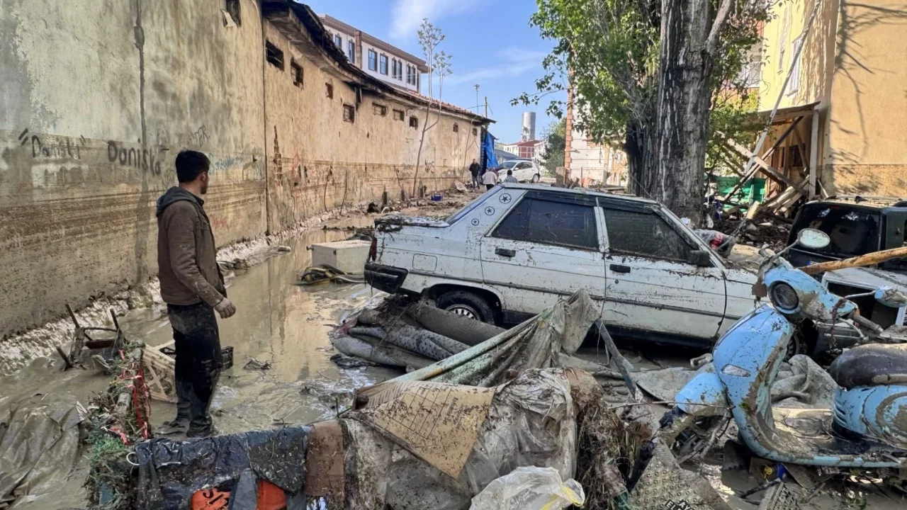 Samsun'da sel 5 dakikada her yeri yıktı geçti!