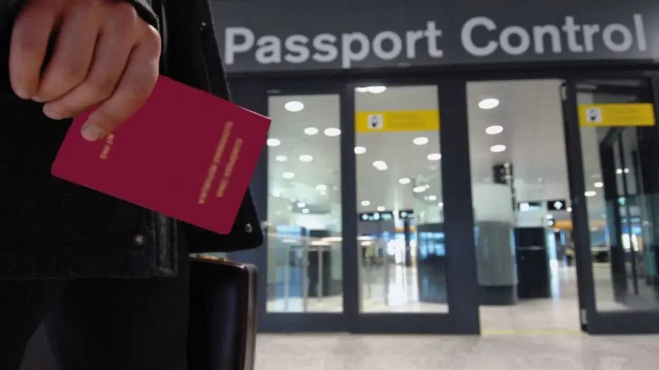Sahte pasaport operasyonu!  8 zanlı yakalandı