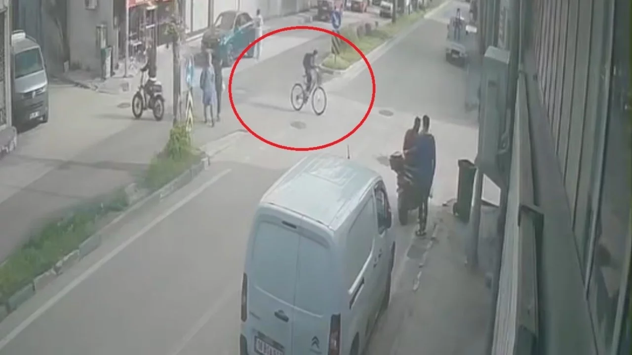 Bursa'da kararsız bisikletli kazayı getirdi! O anlar kamerada...