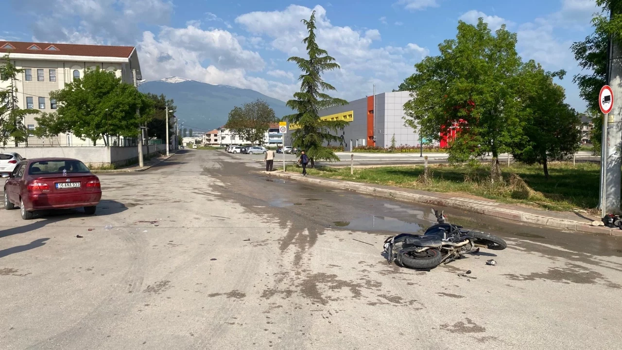 Bursa'da motosiklet ile otomobil çarpıştı! Yaralılar var...