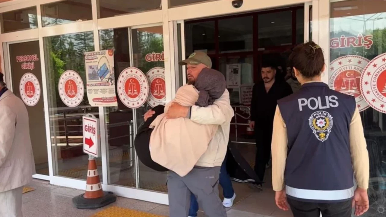 Oğlunun ölüm davasında erteleme kararı çıkan anne fenalaştı