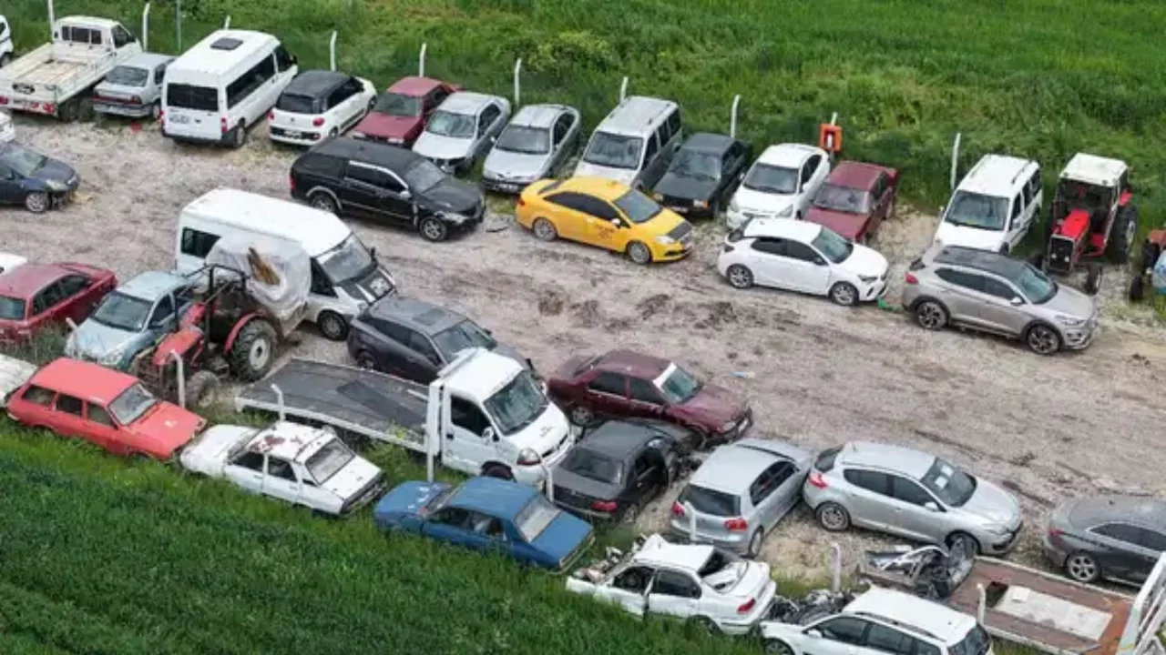Sel felaketinin yaşandığı ilçede araç mezarlığı oluştu