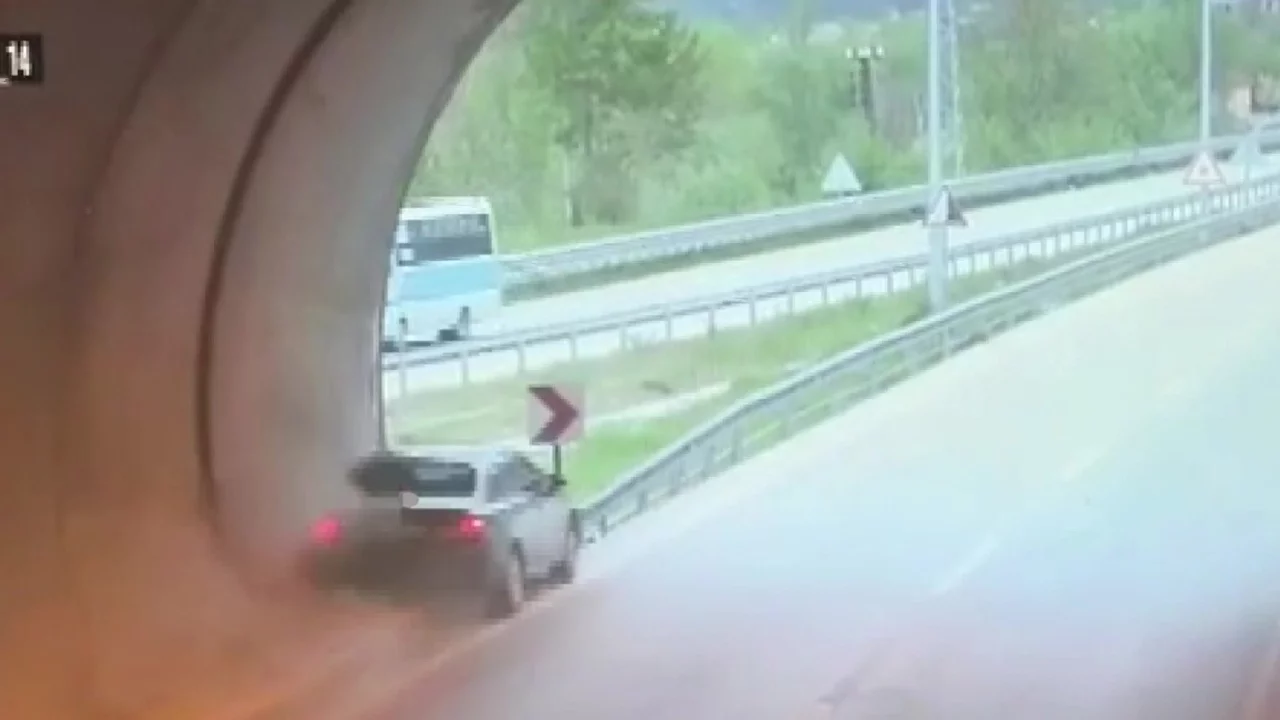 Otomobil tünel çıkışında bariyerlere çarptı